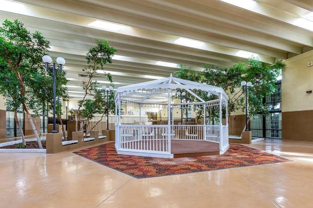 Clarion Inn & Suites, Roswell Exteriér fotografie