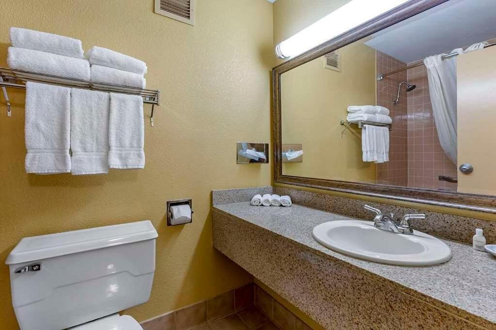 Clarion Inn & Suites, Roswell Exteriér fotografie