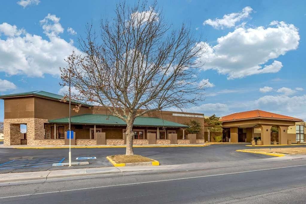 Clarion Inn & Suites, Roswell Exteriér fotografie