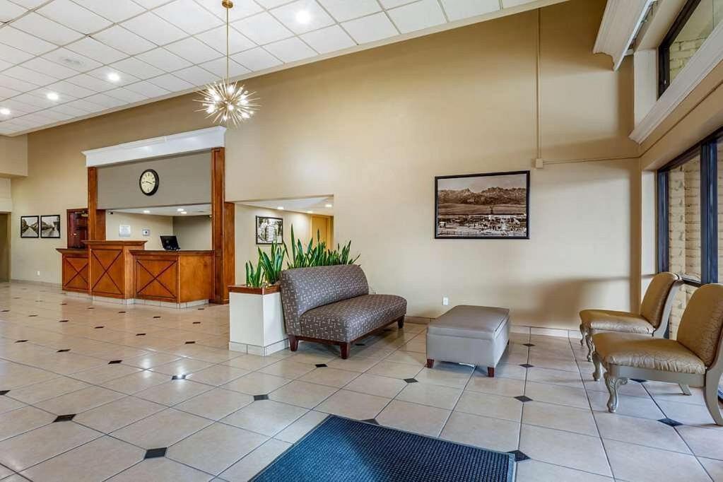 Clarion Inn & Suites, Roswell Exteriér fotografie