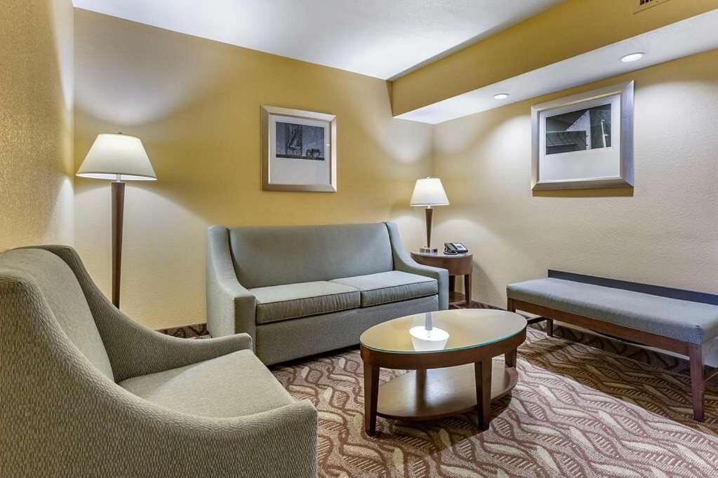 Clarion Inn & Suites, Roswell Exteriér fotografie